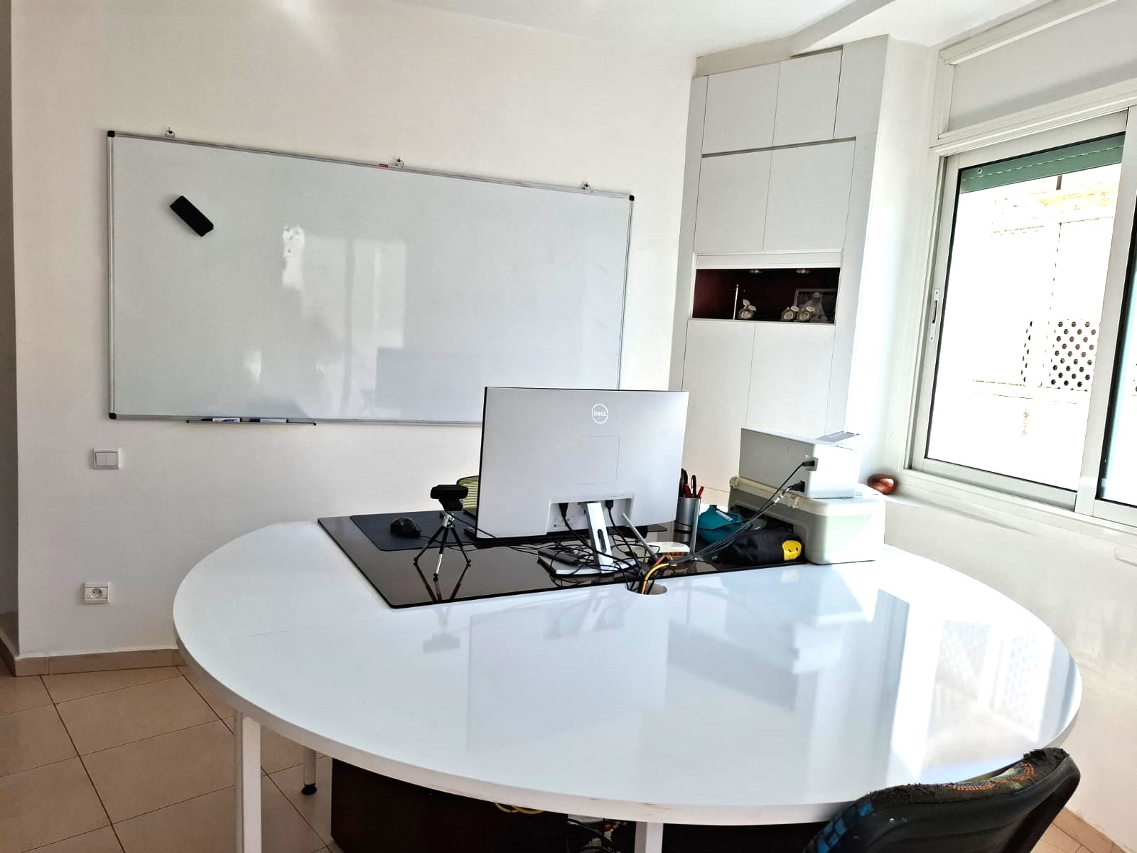 Bureau de cours — Professeur Elakili — Tableau blanc et table ronde